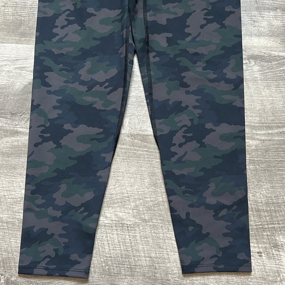 NWT. SPANX Booty Boost 7/8 Printed Camo Leggings - Picture 6 of 13